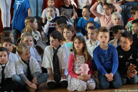 Otroci Osnovne šole Marije Vere so pozdravili pomlad in se spomnili knjižnih junakov (8)